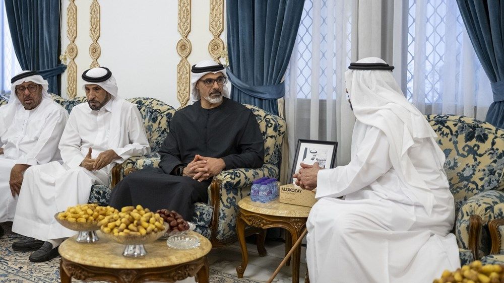 خالد بن محمد بن زايد يُقدِّم واجب العزاء في وفاة فاطمة هلال راشد المزروعي