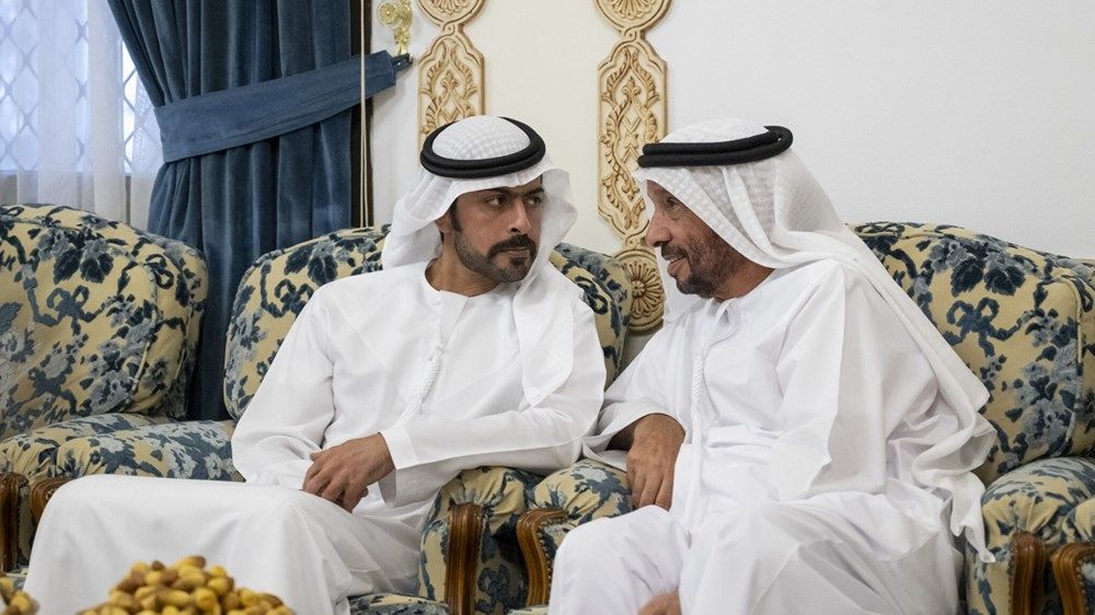 خالد بن محمد بن زايد يُقدِّم واجب العزاء في وفاة فاطمة هلال راشد المزروعي