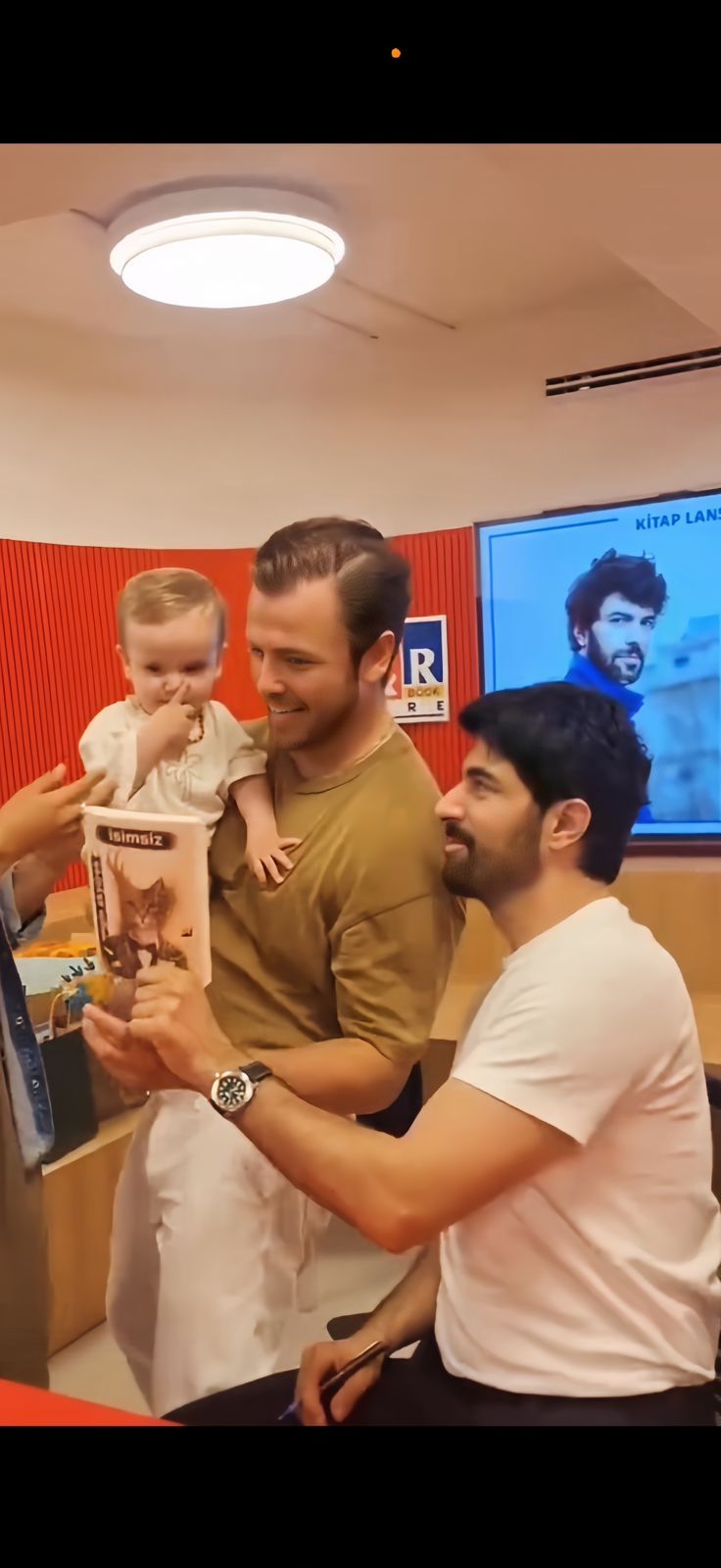 بالفيديو: طفل تولغا ساريتاش يسرق الأضواء في حفل توقيع كتاب إنجين أكيوريك