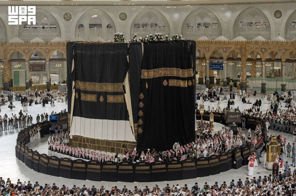 بأيدي (150) صانعًا سعوديًا.. الكعبة المشرفة تتزين بكسوتها الجديدة لعام 1448هـ في مشهد يجسد عناية المملكة بالمقدسات