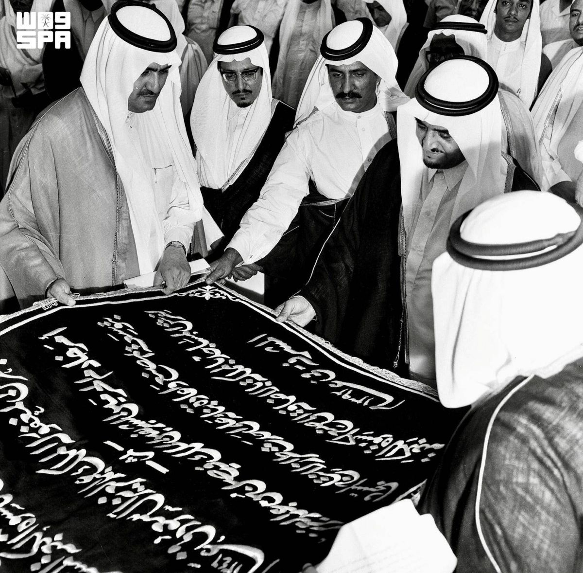 قرن من العناية والإتقان.. تاريخ كسوة الكعبة المشرفة في العهد السعودي