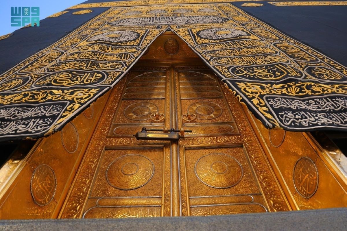 باب الكعبة المشرفة.. إرث تاريخي وصناعة فنية تجسد عناية المملكة ببيت الله الحرام
