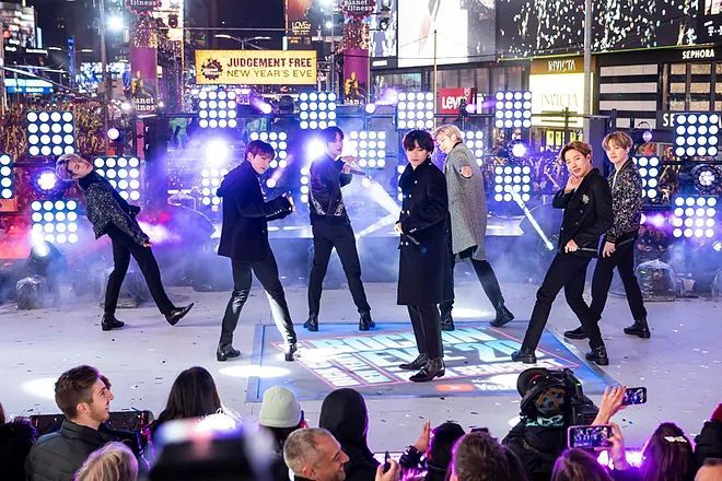 بالصور: BTS تُشعل بوسان أمام ١١٠ ألف معجب… تفاصيل الحفلَين