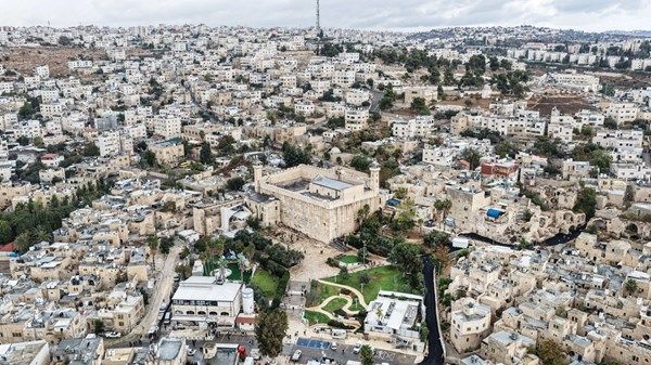 إسرائيل تجرّد الفلسطينيين من صلاحيات إدارة الحرم الإبراهيمي