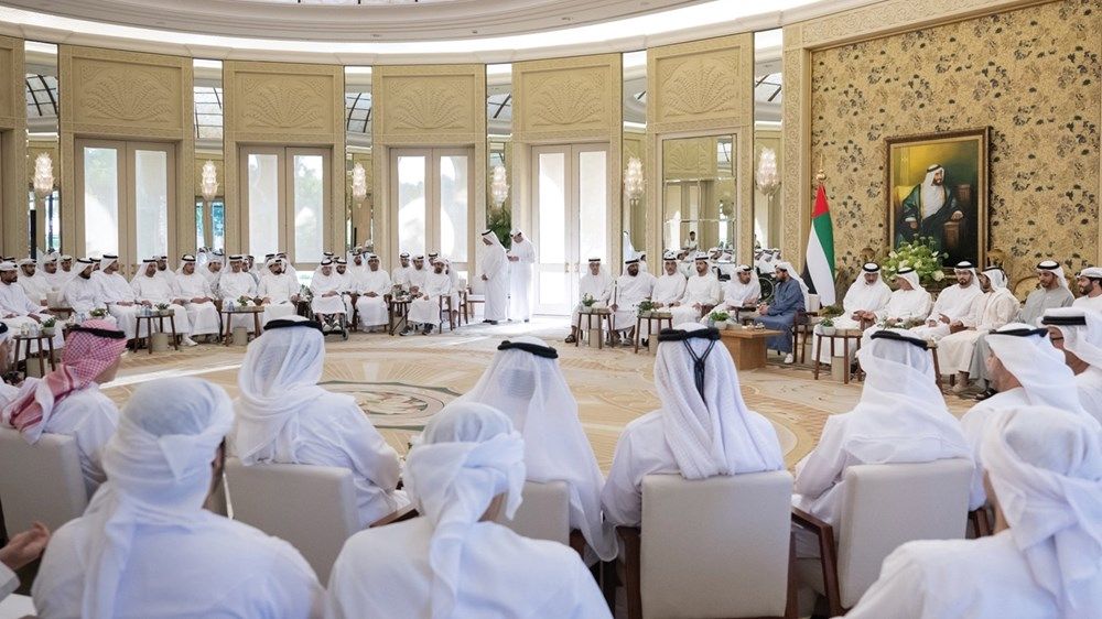 حمدان بن زايد يستقبل عدداً من الشيوخ والمسؤولين والمواطنين في برزة قصر النخيل بأبوظبي