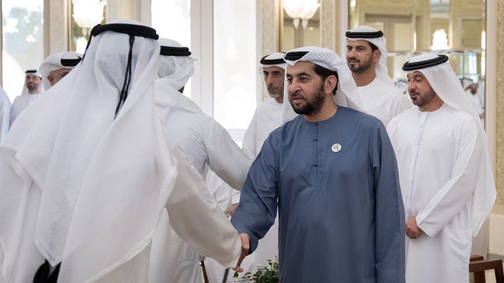 حمدان بن زايد يستقبل عدداً من الشيوخ والمسؤولين والمواطنين في برزة قصر النخيل بأبوظبي