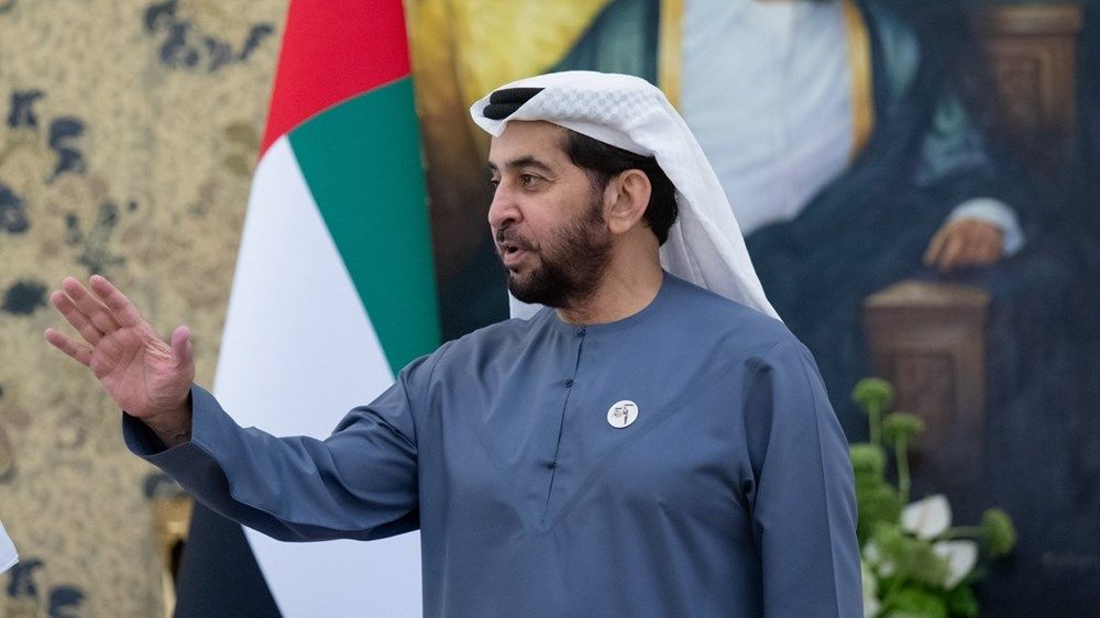 حمدان بن زايد يستقبل عدداً من الشيوخ والمسؤولين والمواطنين في برزة قصر النخيل بأبوظبي