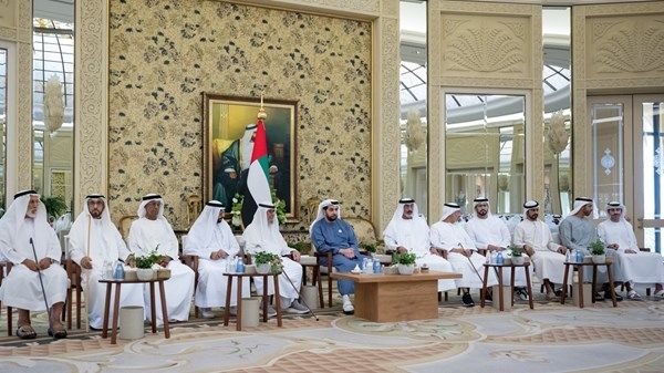 حمدان بن زايد يستقبل عدداً من الشيوخ والمسؤولين والمواطنين في برزة قصر النخيل بأبوظبي
