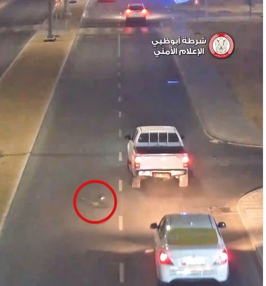 شرطة أبوظبي: 1000 درهم و6 نقاط مرورية لرمي المخلفات من المركبات