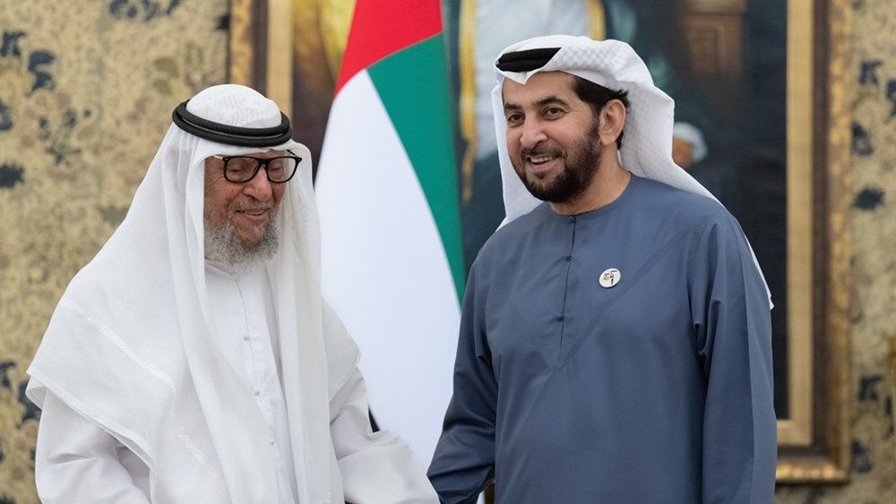 حمدان بن زايد يستقبل عدداً من الشيوخ والمسؤولين والمواطنين في برزة قصر النخيل بأبوظبي