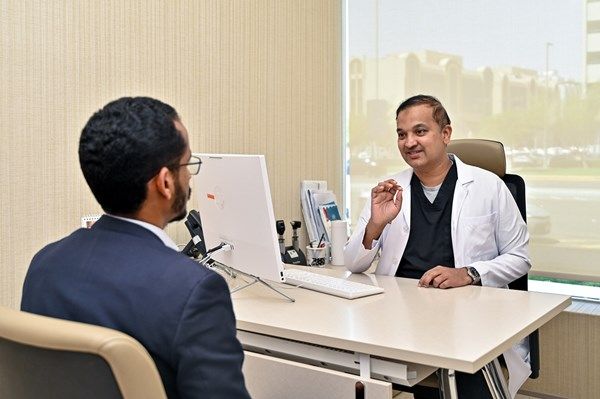 تشخيص وعلاج مرض ستيل المناعي النادر لمريض في أبوظبي