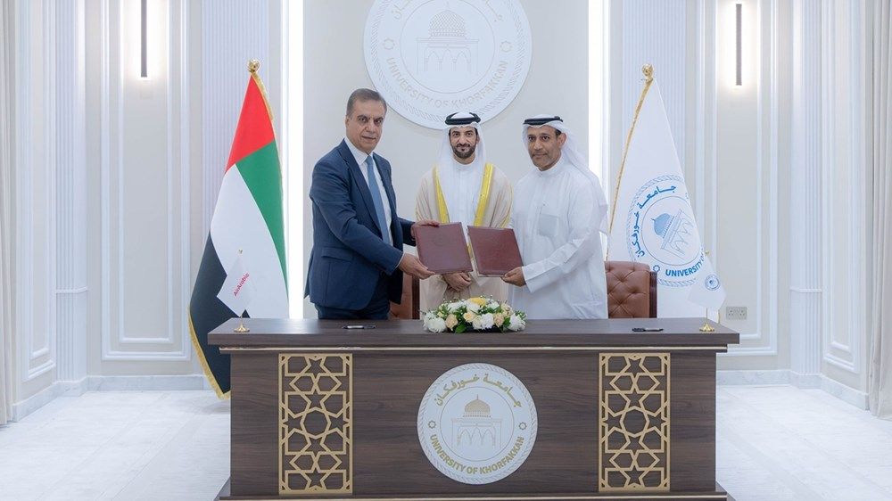 سلطان بن أحمد القاسمي يشهد توقيع جامعة خورفكان مذكرات تفاهم مع نبتون وشمس والعربية للطيران
