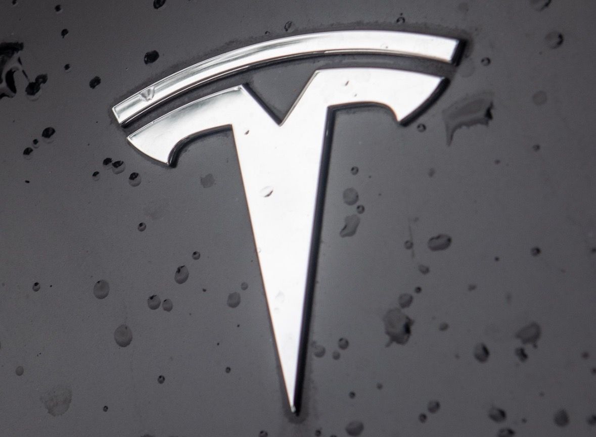 تكنولوجيا: سيارة Tesla على وضع Autopilot تقتحم منزلًا في تكساس وتتسبب في وفاة سيدة تبلغ 76 عامًا