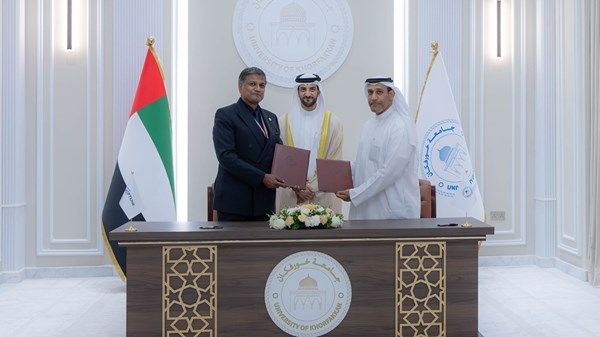 سلطان بن أحمد القاسمي يشهد توقيع جامعة خورفكان مذكرات تفاهم مع نبتون وشمس والعربية للطيران