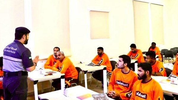 شرطة أبوظبي تنفذ ورشة توعوية لسائقي توصيل الطلبات بمنطقة الظفرة
