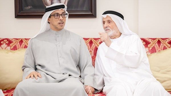 منصور بن زايد يعزي عبدالجليل عبدالرحمن البلوكي في وفاة والدته