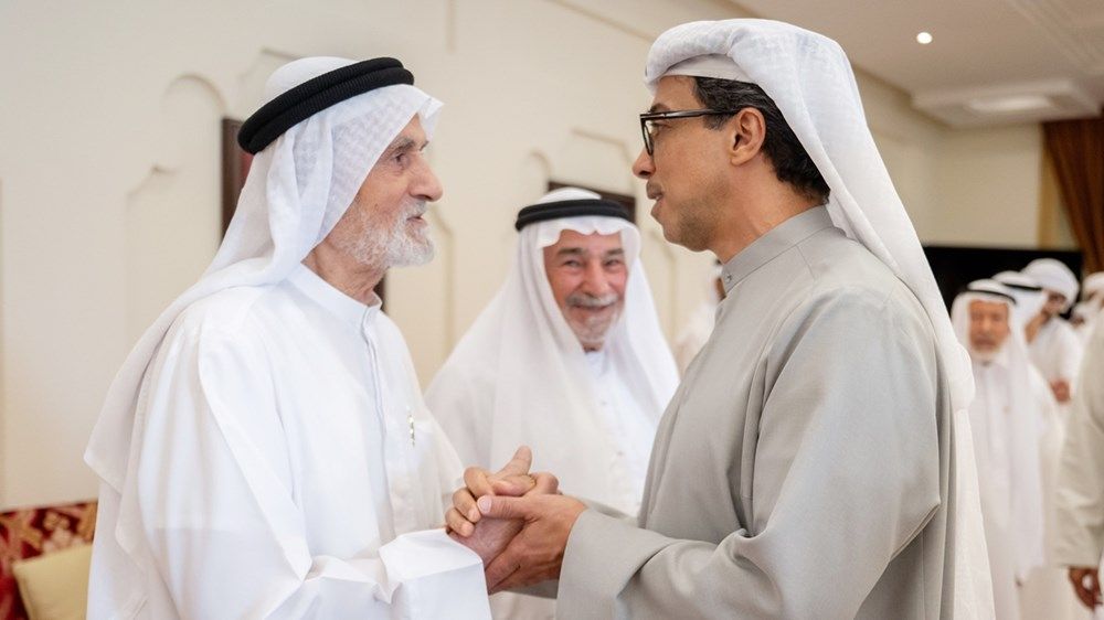 منصور بن زايد يعزي عبدالجليل عبدالرحمن البلوكي في وفاة والدته