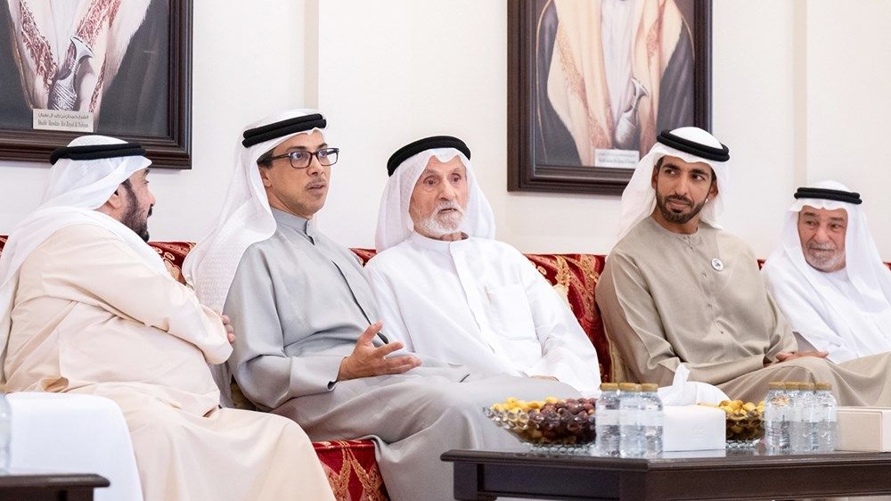 منصور بن زايد يعزي عبدالجليل عبدالرحمن البلوكي في وفاة والدته