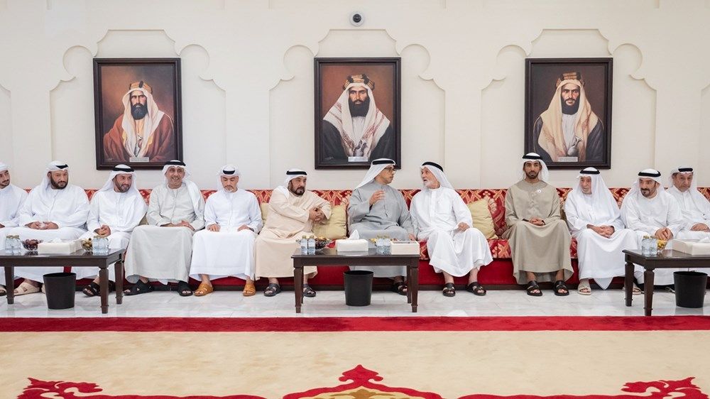 منصور بن زايد يعزي عبدالجليل عبدالرحمن البلوكي في وفاة والدته