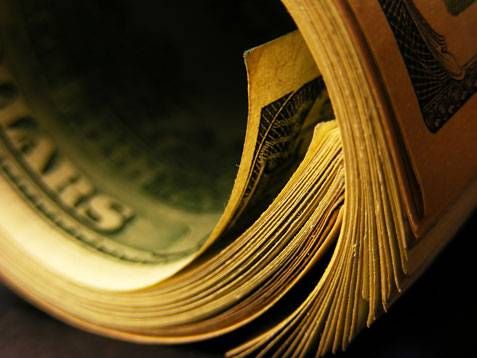 الدولار يقترب من أعلى مستوى في 13 شهرًا مع زيادة رهانات رفع الفائدة
