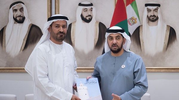 حمدان بن زايد يستلم نسخة من «دليل المواضع والأماكن الجغرافية» لأبوظبي