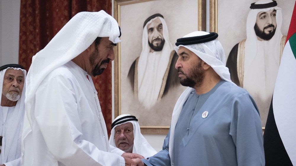 حمدان بن زايد يتفقد مشاريع مدينة المرفأ ويطلع على الاستعدادات للسباقات الشراعية ويلتقي المواطنين