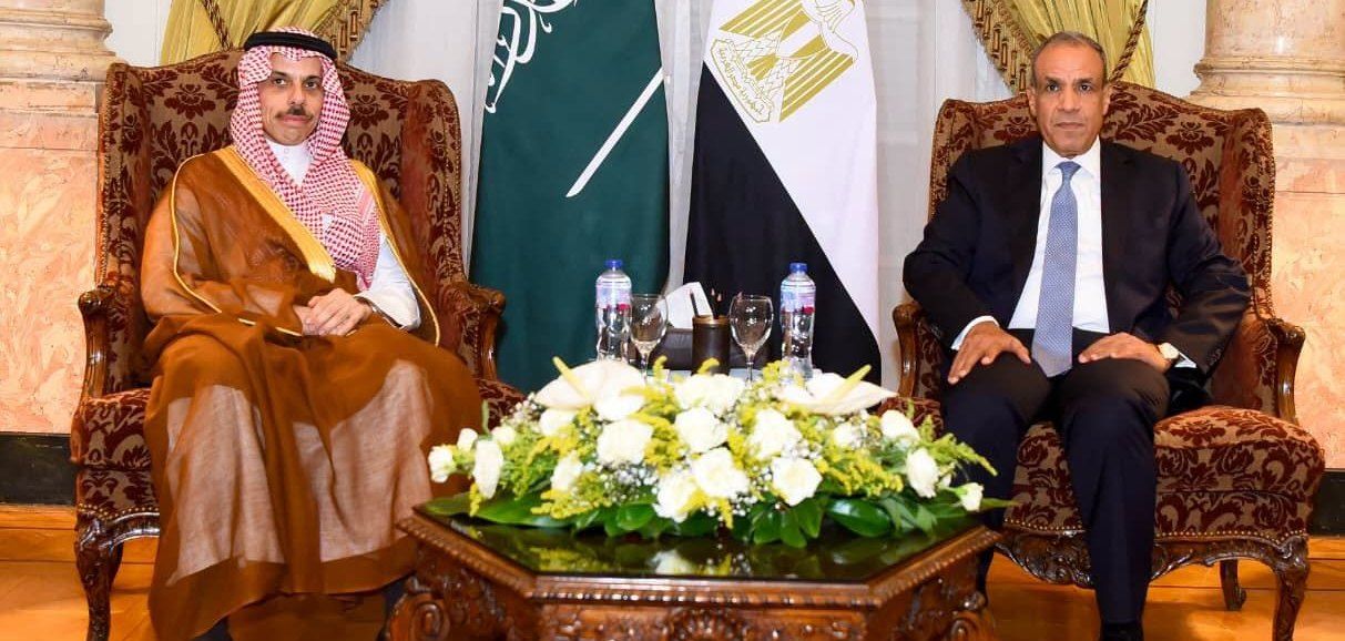 وزير الخارجية يبحث مع نظيره السعودي سبل تعزيز العلاقات الثنائية والتطورات الإقليمية