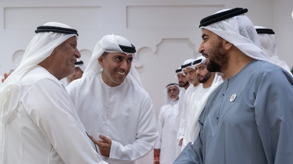 حمدان بن زايد يتفقد مشاريع مدينة المرفأ ويطلع على الاستعدادات للسباقات الشراعية ويلتقي المواطنين
