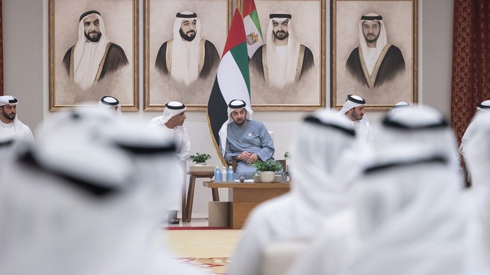 حمدان بن زايد يتفقد مشاريع مدينة المرفأ ويطلع على الاستعدادات للسباقات الشراعية ويلتقي المواطنين
