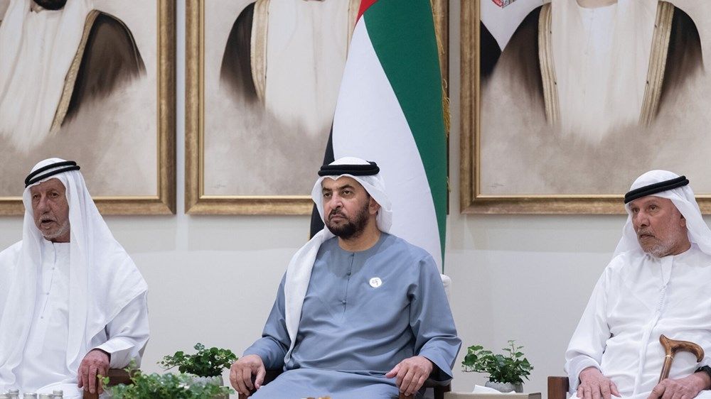 حمدان بن زايد يتفقد مشاريع مدينة المرفأ ويطلع على الاستعدادات للسباقات الشراعية ويلتقي المواطنين