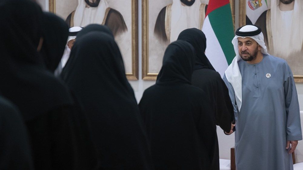 حمدان بن زايد يتفقد مشاريع مدينة المرفأ ويطلع على الاستعدادات للسباقات الشراعية ويلتقي المواطنين