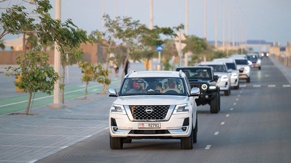 حمدان بن زايد يتفقد مشاريع مدينة المرفأ ويطلع على الاستعدادات للسباقات الشراعية ويلتقي المواطنين