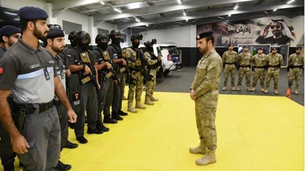 قائد عام شرطة أبوظبي يطّلع على منظومة العمل المروري في المناطق الخارجية