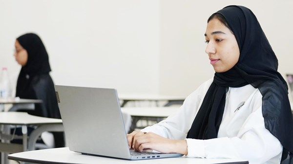 «الفيزياء» ترفع مستوى التحدي.. وتباين بشأن مستوى الامتحان