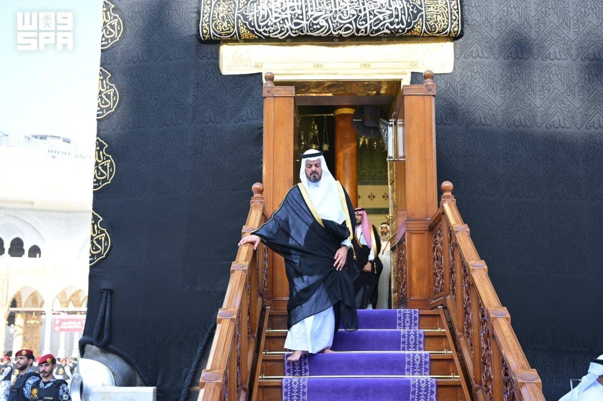 نيابة عن خادم الحرمين الشريفين.. نائب أمير مكة المكرمة يتشرف بغسل الكعبة