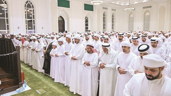 عمار النعيمي يؤدي صلاة الجنازة على جثمان سلطان الكتبي