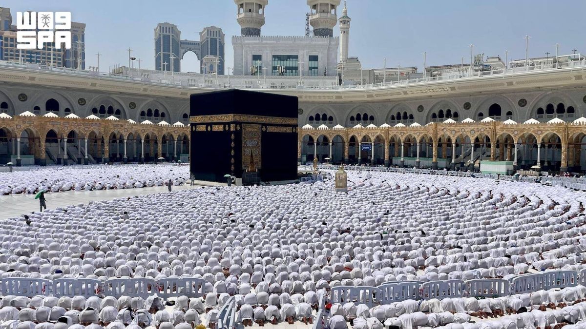 مراحل غسل الكعبة.. عناية ودقة تجسدان شرف المكان وقدسيته