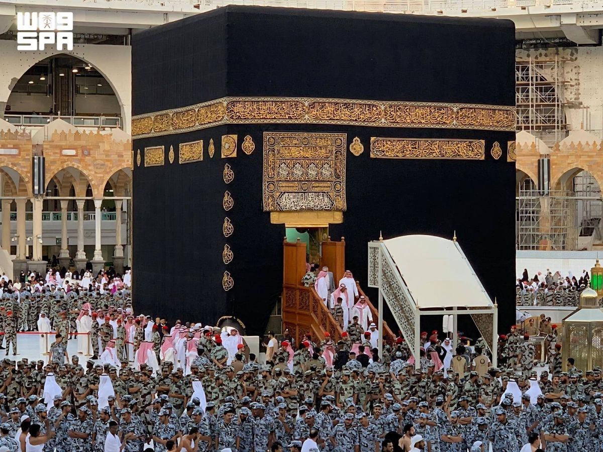غسل الكعبة المشرفة.. مشهد إيماني تتوارثه الأجيال ويجسد عناية لا تنقطع بالبيت العتيق