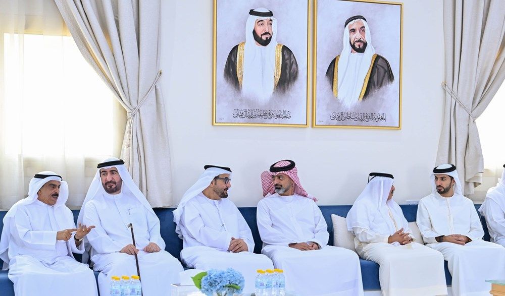 عمار بن حميد يقدم واجب العزاء في وفاة منصور سيف الزعابي
