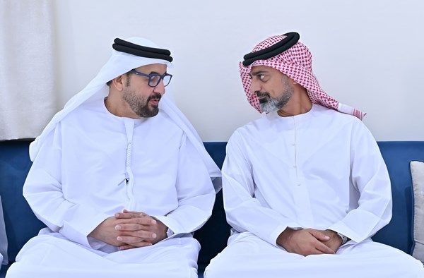 عمار بن حميد يقدم واجب العزاء في وفاة منصور سيف الزعابي
