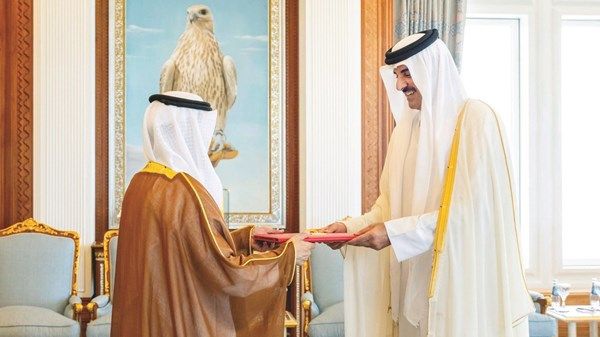 سفير الإمارات يقدم أوراق اعتماده إلى أمير دولة قطر