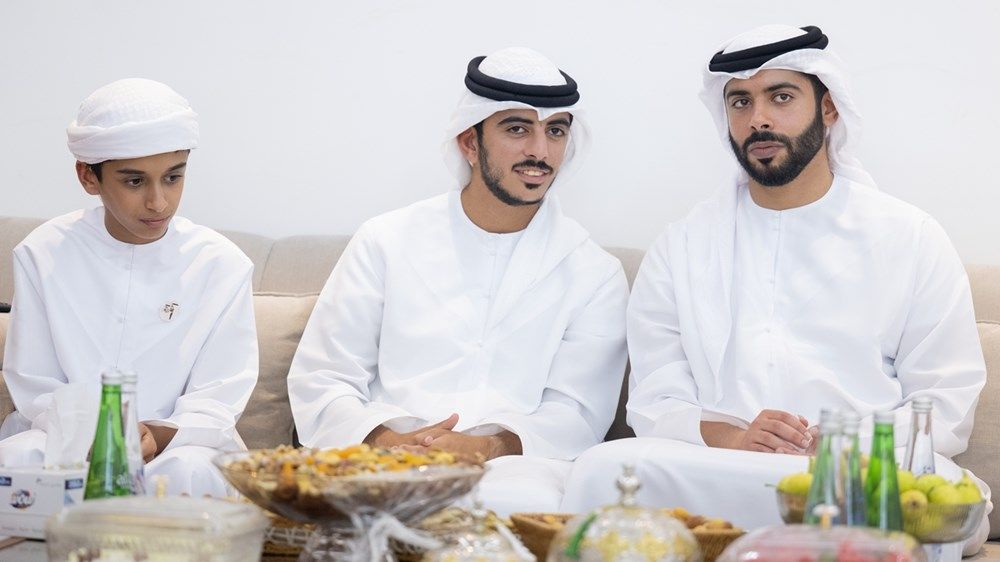 حمدان بن زايد يزور راشد مبارك المنصوري ومطر محمد المنصوري في منزليهما بمدينة غياثي