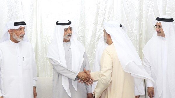 نهيان بن مبارك يعزي في وفاة عارف علي العويد المهيري