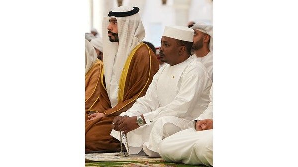 رئيس جمهورية تشاد يؤدي صلاة الجمعة في جامع الشيخ زايد الكبير