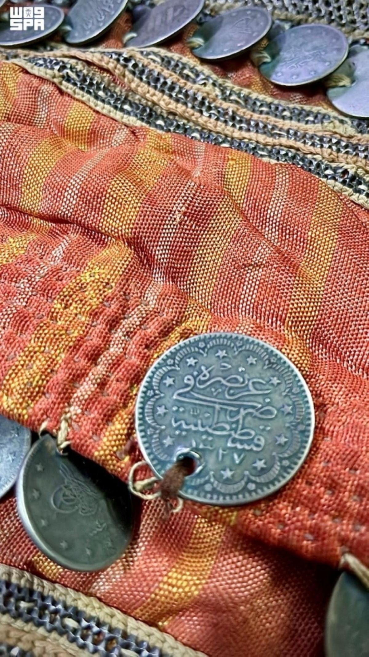 برقع الجنيهات.. زي نسائي تقليدي يعكس ثراء الموروث الشعبي في مكة المكرمة