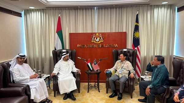 علي النعيمي ورئيس لجنة الأمن بالبرلمان الماليزي يبحثان تعزيز التعاون