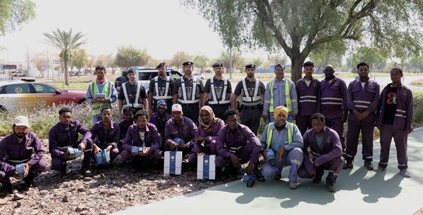 "شرطة أبوظبي" تنفذ مبادرة "صيف الخير للعمال"