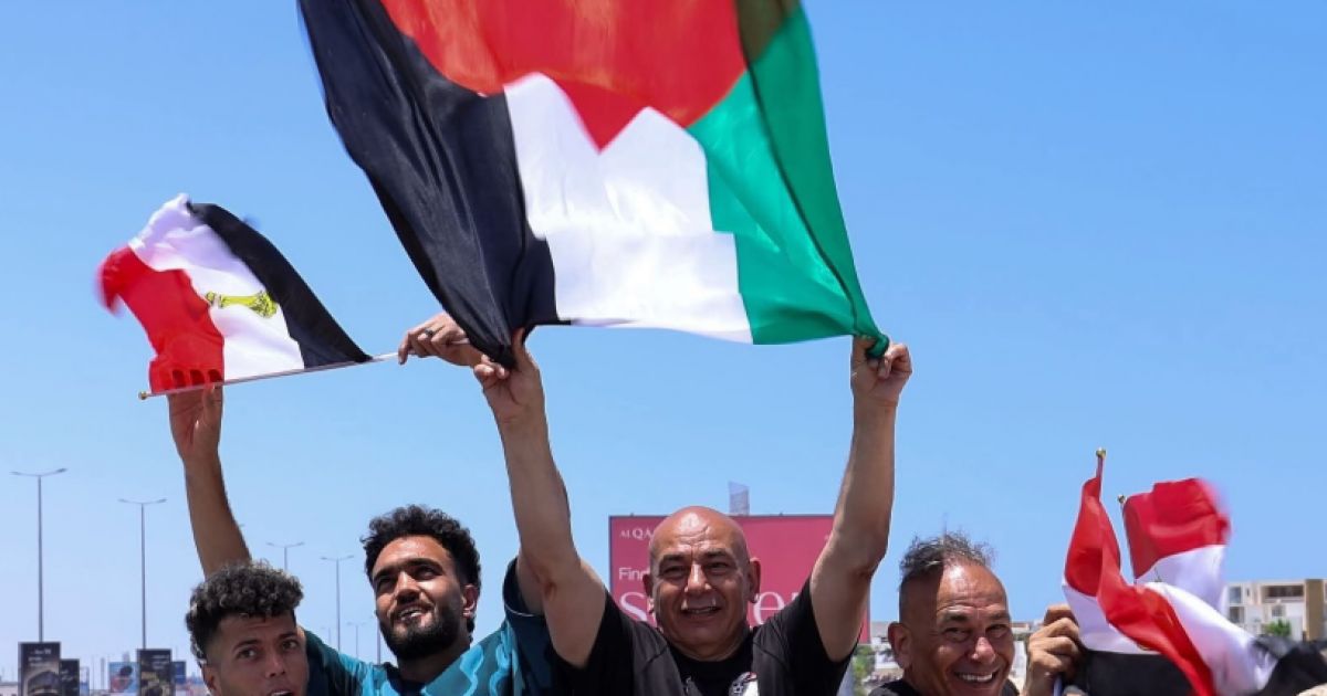 بالصور: حسام حسن والمنتخب المصري يرفعون العلم الفلسطيني بعد وصولهم إلى القاهرة