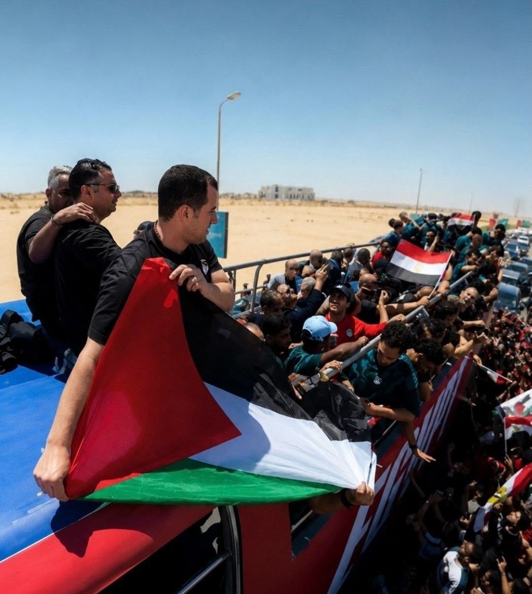 بالصور: حسام حسن والمنتخب المصري يرفعون العلم الفلسطيني بعد وصولهم إلى القاهرة