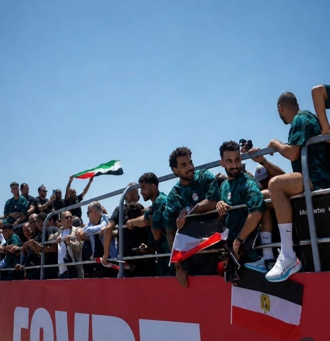 بالصور: حسام حسن والمنتخب المصري يرفعون العلم الفلسطيني بعد وصولهم إلى القاهرة